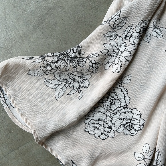 LUSH silky floral tank - Picture 2 of 5